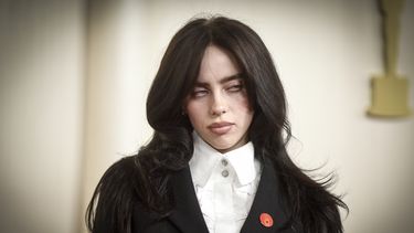 Billie Eilish llega a los Oscar el 10 de marzo de 2024, en el Teatro Dolby en Los Ángeles. Billie Eilish, Stevie Wonder, Katy Perry, Smokey Robinson y J Balvin son algunos de los más de 200 nombres que aparecen en una carta abierta presentada por la organización sin fines de lucro Artist Rights Alliance, que pide a las empresas de tecnología de inteligencia artificial (IA), desarrolladores, plataformas, servicios de música digital y plataformas que dejen de usar la IA para infringir y devaluar los derechos de los artistas humanos. (Foto Richard Shotwell/Invision/AP)