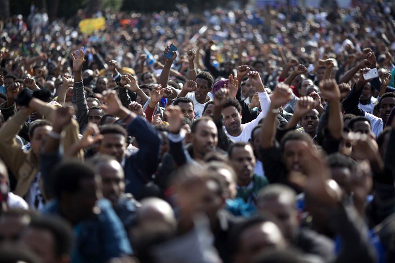 Unos 10.000 inmigrantes africanos participaron el domingo en una marcha de protesta en la Plaza Rabin en Tel Aviv, el centro financiero de Israel, domingo 5 de enero del 2014. Los inmigrantes se congregaron frente a la municipalidad en la m&aacute;s numer