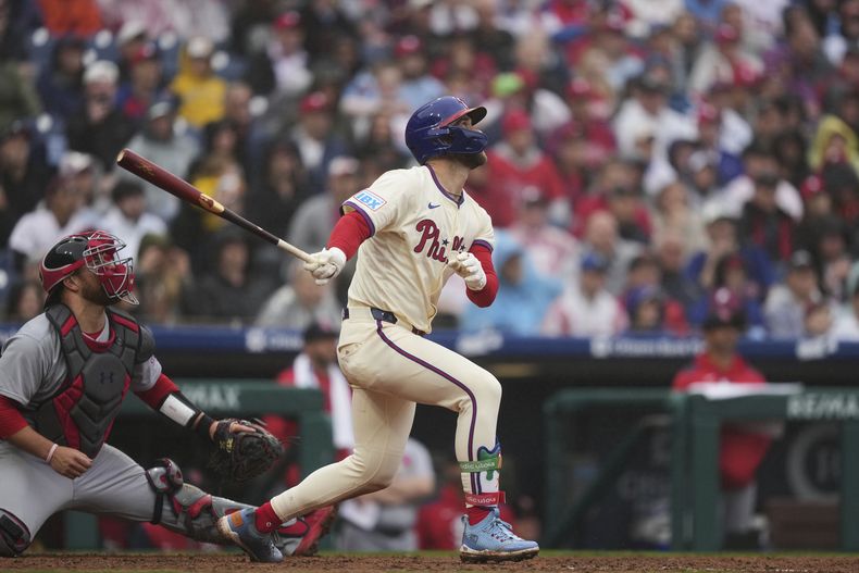 Bryce Harper de los Filis de Filadelfia batea un sencillo ante los Cardenales de San Luis, el miércoles 14 d emayo de 2025, en Filadelfia. (AP Foto/Matt Slocum)