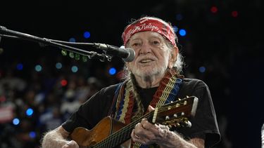 El músico Willie Nelson actúa antes del evento de la vicepresidenta y candidata demócrata a la presidencia, Kamala Harris, en un mitin en Houston, el viernes 25 de octubre de 2024. (Foto AP/Susan Walsh)