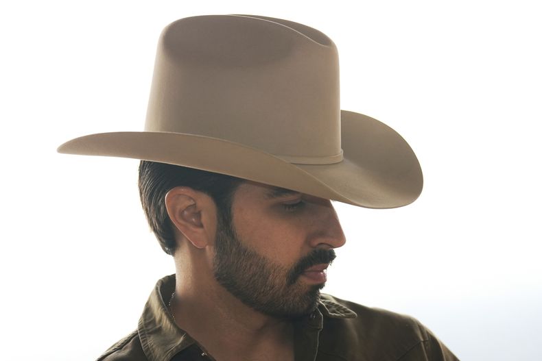 El cantante mexicano Joss Favela posa para un retrato en la Ciudad de México, el lunes 18 de agosto de 2025. (Foto AP/Marco Ugarte)