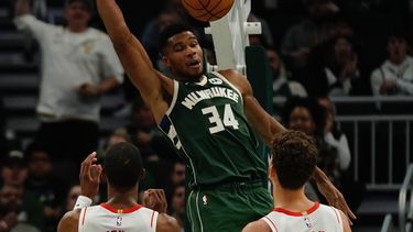Con 44 puntos de Antetokounmpo Bucks superan a Rockets
