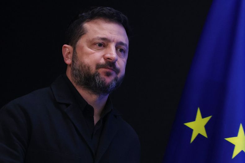 El presidente de Ucrania, Volodymyr Zelenskyy, a su llegada a una conferencia de prensa en una cumbre de la Unión Europea en Bruselas, el 16 de octubre de 2026. (AP Foto/Omar Havana)