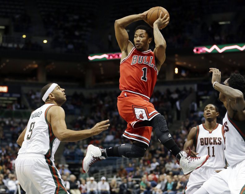 Derrick Rose de los Bulls de Chicago busca pasar el bal&oacute;n durante el primer tiempo ante los Bucks de Milwaukee, el mi&eacute;rcoles 5 de noviembre de 2014. (AP Foto/Morry Gash)