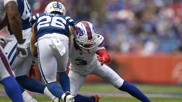El safety de los Bills de Búfalo Damar Hamlin taclea al corredor de los Colts de Indianápolis Evan Hull en el encuentro de pretemporada en Orchard Park, Nueva York el sábado 12 de agosto del 2023. (AP Foto/Adrian Kraus)