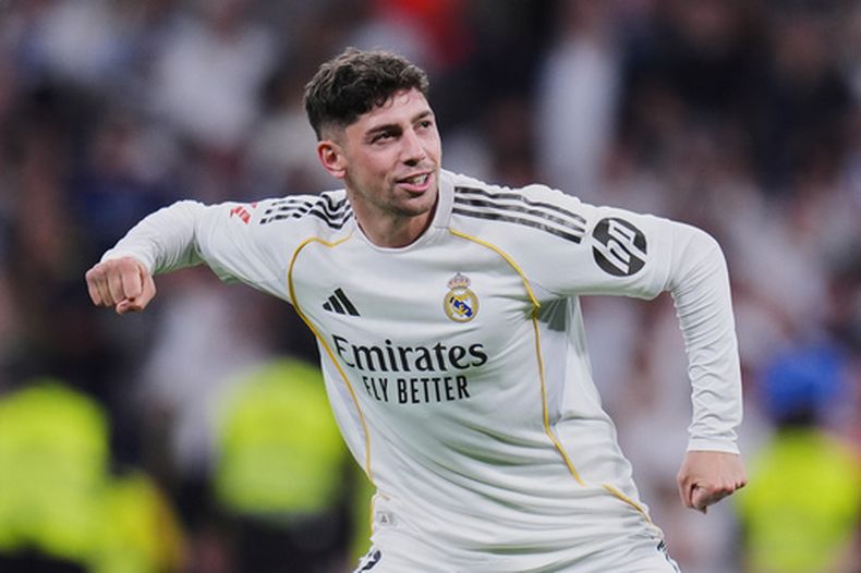 Federico Valverde del Real Madrid festeja tras anotar un gol ante Girona en la Liga de España, el viernes 10 de abril de 2026, en Madrid. (AP Foto/Manu Fernández)
