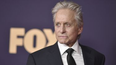 Michael Douglas llega a la ceremonia de los Premios Emmy en Los Ángeles, el 22 de septiembre de 2019. (Richard Shotwell/Invision/AP)