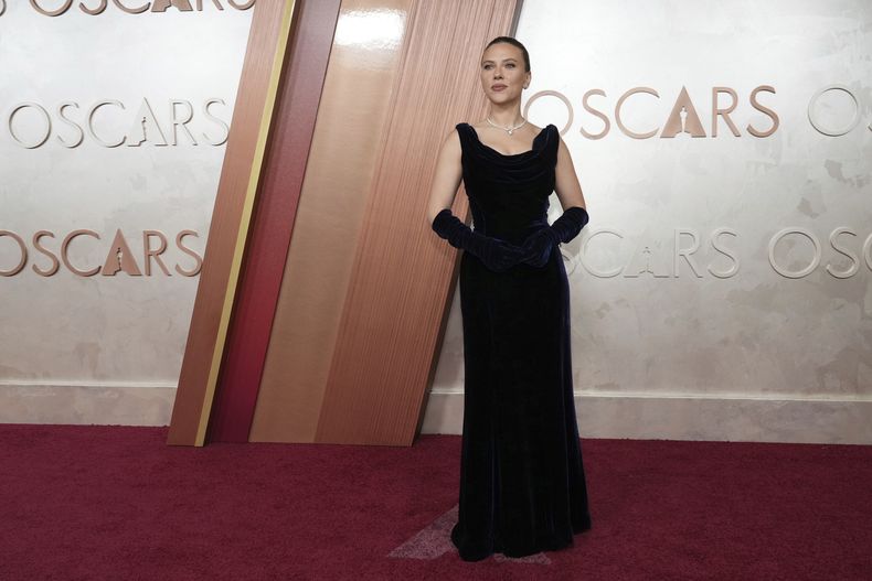 Scarlett Johansson llega a los Premios Oscar, el 2 de marzo de 2025, en el Teatro Dolby, en Los Angeles. (Foto Jordan Strauss/Invision/AP)