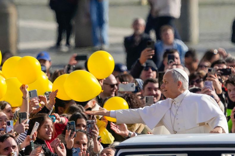 El papa León XIV llega a la plaza de San Pedro, en el Vaticano, para su audiencia general al aire libre, el miércoles 18 de febrero de 2026. (AP Foto/Gregorio Borgia)
