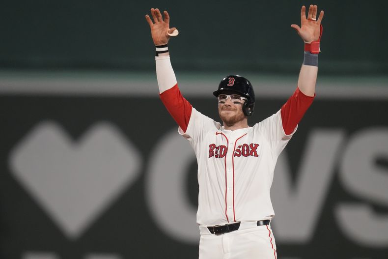 Danny Jansen, de los Medias Rojas de Boston celebra luego de conectar un sencillo productivo durante el octavo episodio del juego ante los Rangers de Texas, en Fenway Park, el miércoles 14 de agosto de 2024, en Boston. (AP Foto/Charles Krupa)