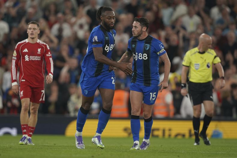 Antoine Semenyo (centro izquierda) celebra con Adam Smith tras anotar el primer gol de Bournemouth ante Liverpool de la Liga Premier, el viernes 15 de agosto de 2025. (AP Foto/Ian Hodgson)