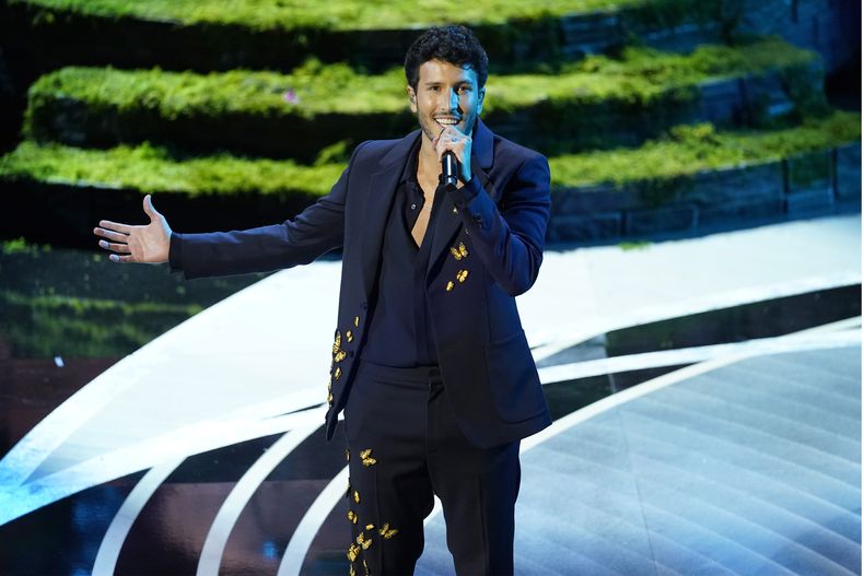 ARCHIVO - Sebastián Yatra canta Dos oruguitas de Encanto en la ceremonia de los premios Oscar el domingo 27 de marzo de 2022 en el Teatro Dolby en Los Ángeles. Yatra recibirá el premio al artsita del año de RIAA el 19 de septiembre de 2023, pocos días después del lanzamiento de su canción Energía bacana. (Foto AP/Chris Pizzello)