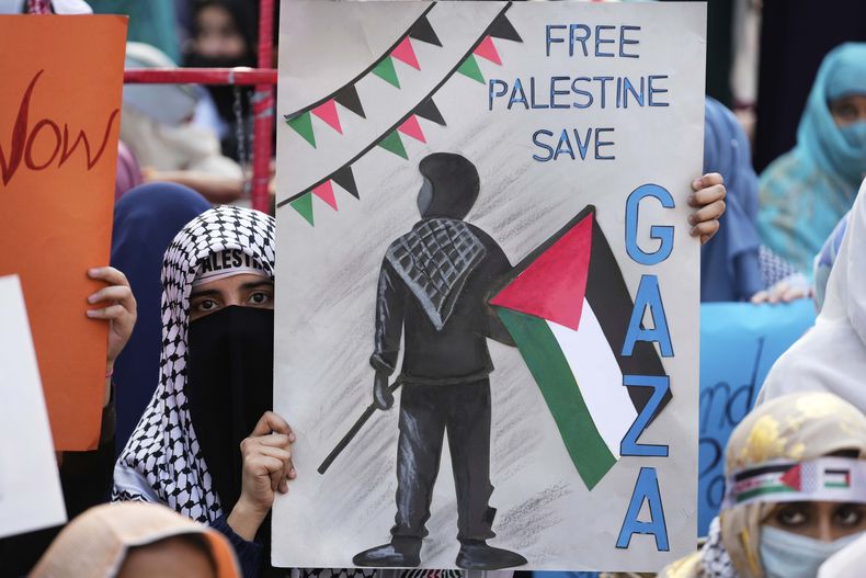Simpatizantes del grupo religioso paquistaní Jamaat-e-Islami se manifiestan en Lahore, Pakistán, el 11 de abril de 2025 en contra de los ataques de Israel contra Gaza y para expresar solidaridad con el pueblo palestino. (AP Foto/K.M. Chaudary)
