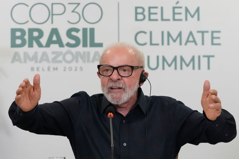 El presidente de Brasil, Luiz Inácio Lula da Silva, habla durante una entrevista con los medios extranjeros antes de la Cumbre del Clima de la ONU COP30 en Belém, estado de Pará, el martes 4 de noviembre de 2025. (AP Foto/Eraldo Peres)