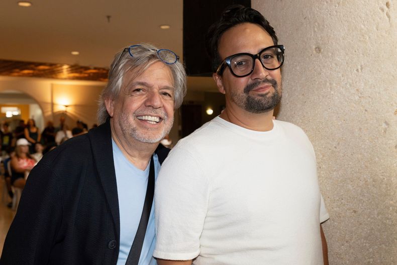 Lin-Manuel Miranda, a la derecha, posa con su padre, Luis A. Miranda Jr., durante el evento de clausura del Fondo Flamboyán para las Artes en San Juan, Puerto Rico, el sábado 13 de septiembre de 2025. (Foto AP/Alejandro Granadillo)