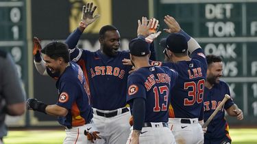 Álvarez produce carrera del triunfo de Astros en la 10ma