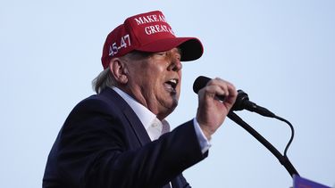 ARCHIVO - El virtual candidato republicano a la presidencia, Donald Trump, habla en un acto de campaña el 9 de julio de 2024, en Doral, Florida. (AP Foto/Rebecca Blackwell, archivo)