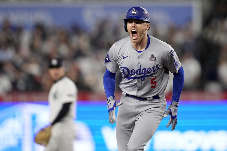 Freddie Freeman de los Dodgers de Los Ángeles celebra tras conectar un jonrón de dos carreras ante los Yankees de Nueva York durante el primer inning del cuarto juego de la Serie Mundial, el martes 29 de octubre de 2024, en Nueva York. (AP Foto/Ashley Landis)