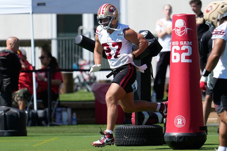 ARCHIVO - Nick Bosa (97), ala defensiva de los 49ers de San Francisco, realiza un ejercicio durante el campamento de entrenamiento del equipo de la NFL, el 27 de julio de 2026, en Santa Clara, California. (AP Foto/Jeff Chiu, Archivo)