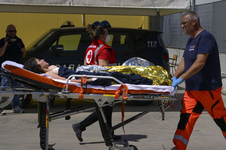 Socorristas trabajan en el rescate de 11 migrantes después de que su barco se hundió en el mar Mediterráneo entre Italia y Grecia, el 17 de junio de 2024. (Foto AP/Valeria Ferraro)