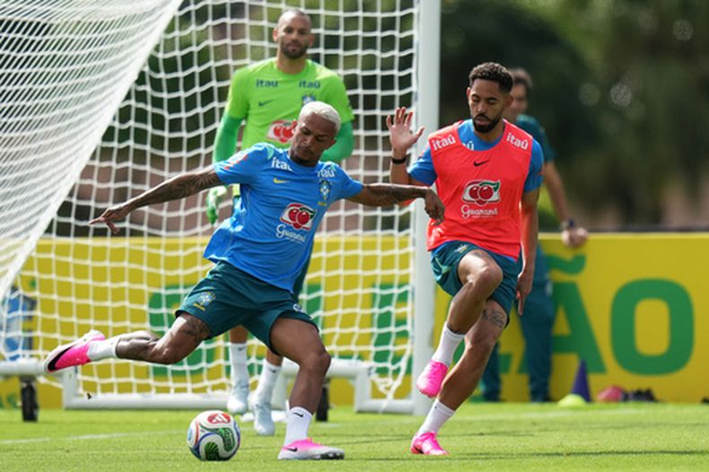 Wesley (izquierda) y Matheus Cunha durante un entrenamiento de la selección de Brasil rumbo al Mundial, el jueves 28 de mayo de 2026, en Teresópolis, Brasil. (AP Foto/Silvia Izquierdo)