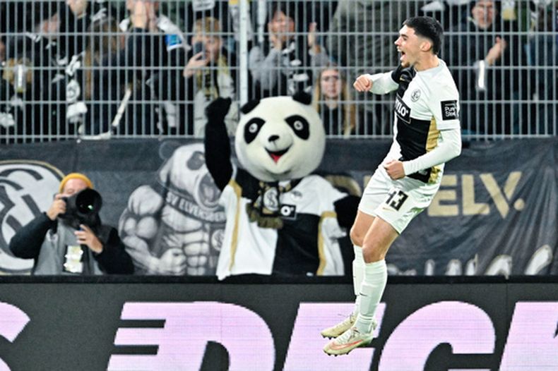 Felix Keidel, del Elversberg, celebra su gol en un partido de la Bundesliga ante el Mainz, el viernes 30 de octubre de 2026 (Uwe Anspach/dpa via AP)