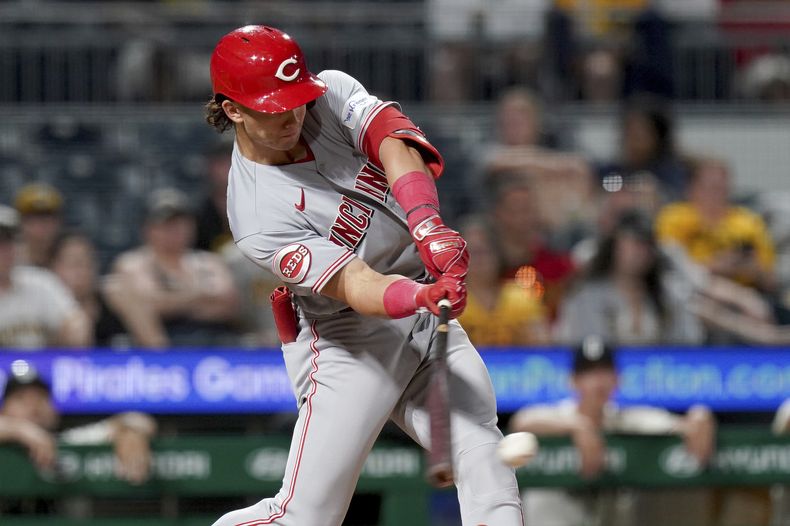 Stuart Fairchild, de los Rojos de Cincinnati, batea para selección del fildeador en contra de los Piratas de Pittsburgh, durante la 10ma entrada del segundo juego de una doble cartelera en Pittsburgh, el domingo 13 de agosto de 2023. Tyler Stephenson anotó en la jugada. (AP Foto/Matt Freed)