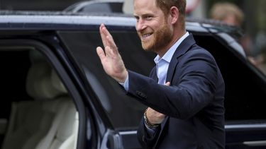 El príncipe Enrique de Gran Bretaña hace un gesto al partir, tras su visita al Centro de Estudios de Lesiones por Explosiones en el Imperial College de Londres, en Londres, el miércoles 10 de septiembre de 2025. (Suzanne Plunkett, Pool Photo via AP)