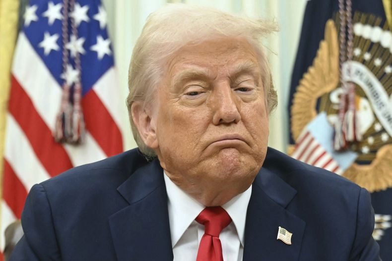 El presidente estadounidense Donald Trump habla con reporteros antes de firmar una orden ejecutiva en la Casa Blanca, en Washington, el lunes 31 de marzo de 2025. (Pool via AP)