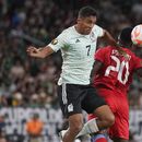 Luis Romo de México le gana el balón con un cabezazo al haitiano Frantzdy Pierrot (20) en el encuentro de la Copa Oro el jueves 29 de junio del 2023. (AP Foto/Darryl Webb)