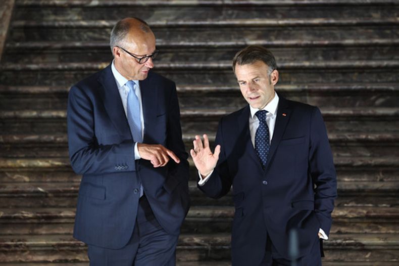 El canciller alemán Friedrich Merz, izquierda, conversa con el presidente francés Emmanuel Macron a su llegada a una conferencia de prensa tras una reunión del Consejo de Ministros franco-alemán en Brühl, Alemania, el viernes 17 de julio de 2026. (Oliver Berg/dpa vía AP)