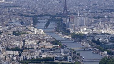 Toma aérea del Río Sena en París, con la Torre Eiffel al centro, captada el 11 de julio de 2023. (AP Foto/Christophe Ena)
