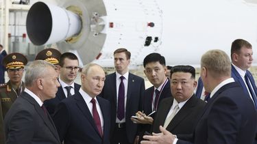 En esta imagen de archivo, el presidente de Rusia, Vladímir Putin (segundo por la izquierda, delante) y el líder de Corea del Norte, Kim Jong Un (segundo por la derecha, delante), examinan un hangar de montaje de cohetes durante su encuentro en el cosmódromo de Vostochny, a las afueras de la ciudad de Tsiolkovsky, a unos 200 kms (125 millas) de la ciudad de Blagoveshchensk, en la región de Amur, en el extremo oriente ruso, el 13 de septiembre de 2023. (Artyom Geodakyan, Sputnik, Kremlin Pool Foto vía AP, archivo)