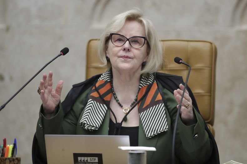 La presidenta del Tribunal Supremo de Brasil, Rosa Weber, preside una sesión sobre los límites de los territorios indígenas en Brasilia, Brasil, el jueves 21 de septiembre de 2023. (AP Foto/Gustavo Moreno)