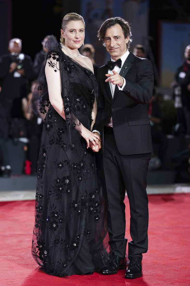 Greta Gerwig, a la izquierda, y Noah Baumbach posan en la alfombra roja de la película Jay Kelly durante la 82a edición del Festival de Cine de Venecia en Venecia, Italia, el jueves 28 de agosto de 2025. (Foto Scott A Garfitt/Invision/AP)
