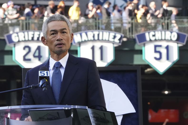 El exjardinero derecho de los Marineros de Seattle, el japonés Ichiro Suzuki, habla durante su ceremonia de retiro de camiseta el sábado 9 de agosto de 2025, antes de un partido de béisbol entre los Marineros y los Rays de Tampa Bay en Seattle. (AP Photo/Lindsey Wasson)