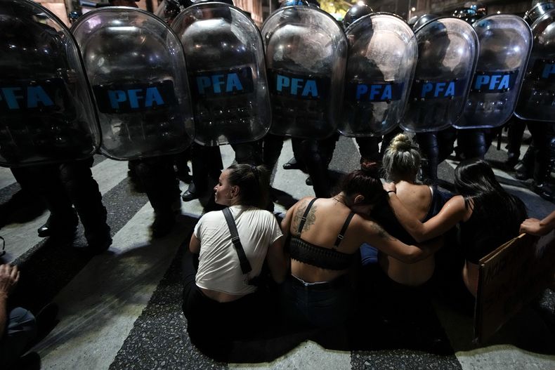Manifestantes se sientan frente a la policía antidisturbios durante una protesta frente al Congreso donde los legisladores debaten un proyecto de ley promovido por el presidente argentino Javier Milei en Buenos Aires, Argentina, el miércoles 31 de enero de 2024. (AP Foto/Natacha Pisarenko)