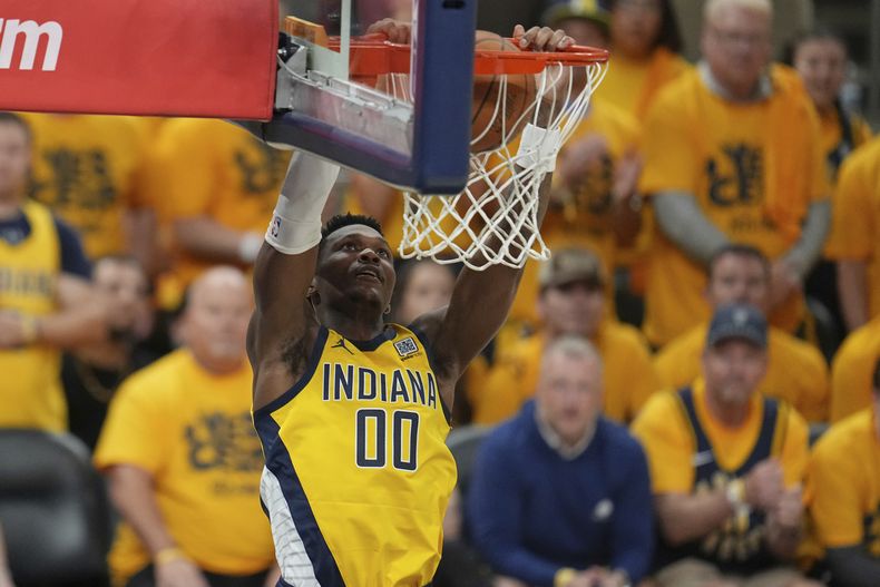 Bennedict Mathurin, base de los Pacers de Indiana, realiza una clavada en el sexto partido de las Finales ante el Thunder de Oklahoma City, el jueves 19 de junio de 2025 (AP Foto/Michael Conroy)