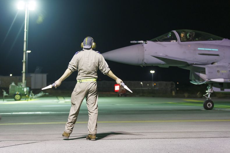 Esta imagen publicada por el Ministerio de Defensa británico el domingo 4 de febrero de 2024 muestra un avión Typhoon FGR4 de la fuerza aérea británica de regreso a la base en Chipre tras ataques contra objetivos hutíes en Yemen. (CAS1 Jake Green/Fuerza Aérea británica via AP)