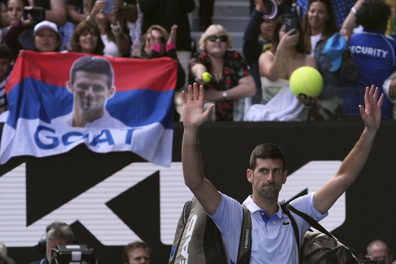 El serbio Novak Djokovic hace un gesto mientras se despide de la afición en el Rd Laver Arena tras la derrota en la semifinal del Abierto de Australia ante Jannik Sinner el viernes 26 de enero del 2024. (AP Foto/Andy Wong)