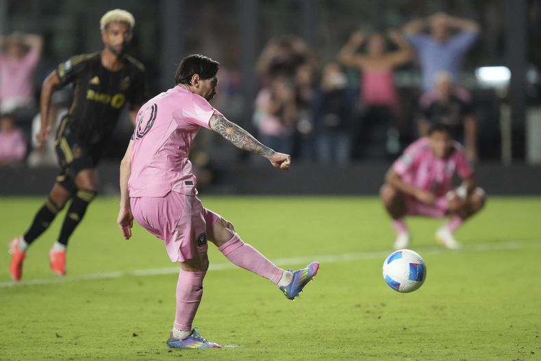 El argentino Lionel Messi, del Inter Miami, convierte un penal ante Los Angeles FC, en la vuelta de los cuartos de final de la Copa de Campeones, el miércoles 9 de abril de 2025, en Fort Lauderdale, Florida (AP Foto/Jim Rassol)