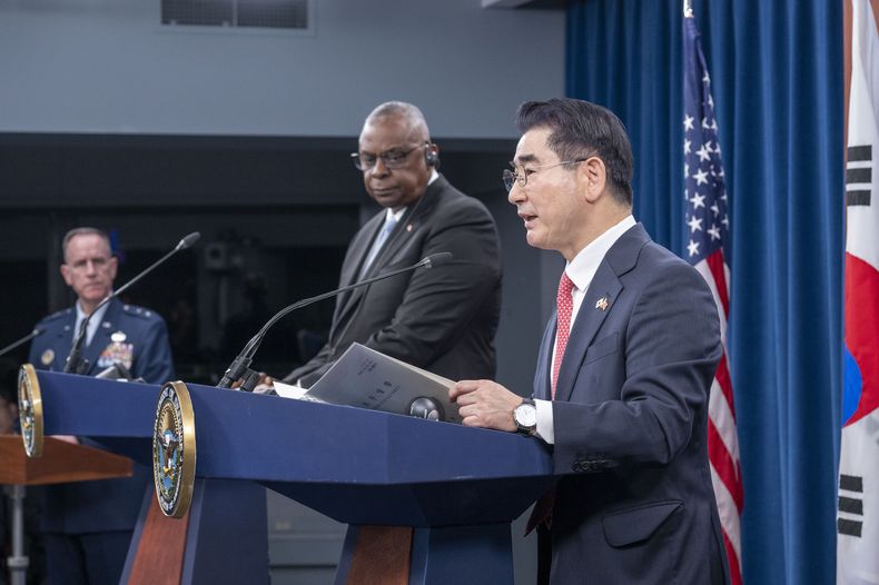 El secretario de Defensa estadounidense Lloyd Austin, al centro, escucha mientras el ministro de Defensa surcoreano Kim Yong Hyun, derecha, habla durante una conferencia de prensa en el Pentágono, el miércoles 30 de octubre de 2024, en Washington. A la izquierda se encuentra el mayor general Pat Ryder, secretario de Prensa del Pentágono. (AP Foto/Kevin Wolf)