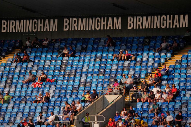 Algunos asientos vacíos en las gradas justo antes de la sesión vespertina en el segundo día de los Campeonatos Europeos de Atletismo en Birmingham, Inglaterra, el martes 11 de agosto de 2026. (Foto AP/Petr David Josek)