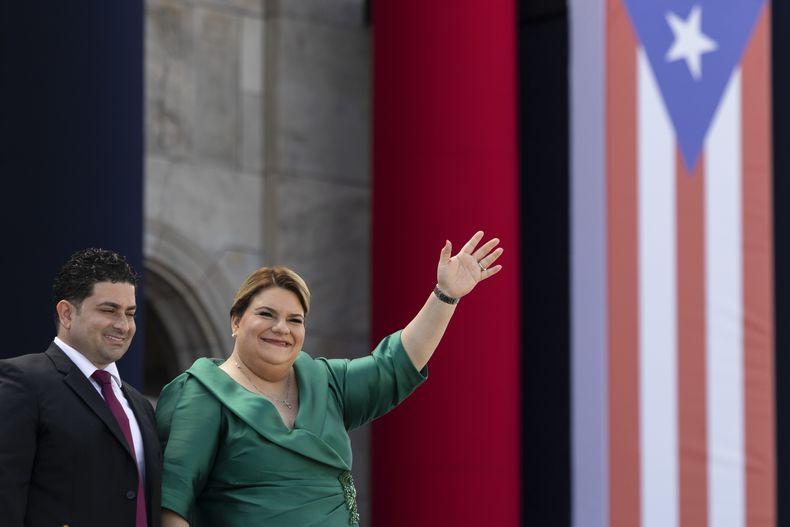 Jenniffer González Colón saluda junto a su esposo José Yovin Vargas durante su ceremonia de toma de posesión como gobernadora de Puerto Rico, el jueves 2 de enero de 2025, afuera del Capitolio en San Juan. (AP Foto/Alejandro Granadillo)