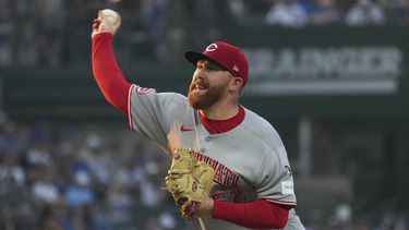 Zack Littell, abridor de los Rojos de Cincinnati, hace un lanzamiento en el juego ante los Cachorros de Chicago, el martes 5 de agosto de 2025 (AP Foto/Nam Y. Huh)