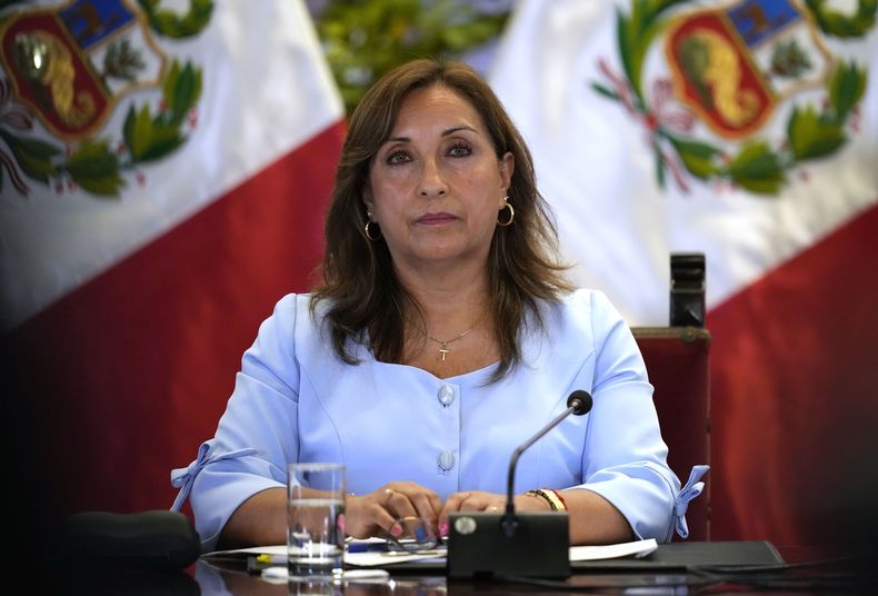 ARCHIVO - La presidenta peruana Dina Boluarte da una conferencia de prensa en el palacio de gobierno en Lima, Perú, el viernes 10 de febrero de 2023. (AP Foto/Martín Mejía, Archivo)