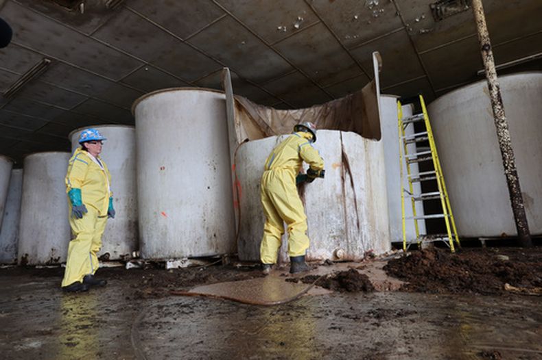 Residuos salen de un tanque de salsa de pescado en fermentación en una fábrica abandonada de salsa de pescado, el martes 28 de julio de 2026, en St. Marys, Canadá. (Elling Lien/The Canadian Press via AP)