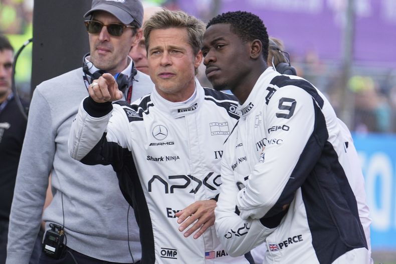 ARCHIVO - Los actores Brad Pitt, a la izquierda, y Damson Idris aparecen en la parrilla antes de la carrera del Gran Premio de Fórmula Uno de Gran Bretaña en el circuito de Silverstone, Silverstone, Inglaterra, el 9 de julio de 2023, para el rodaje de F1. (Foto AP/Luca Bruno, archivo)