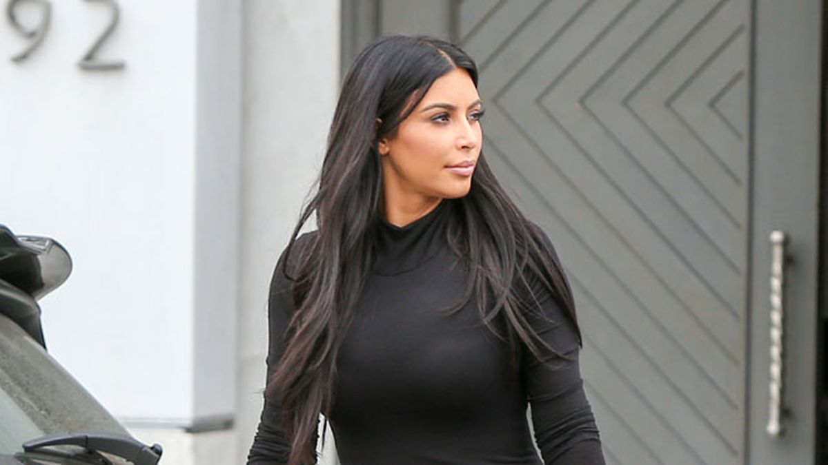 Kim Kardashian triunfa con un vestido plateado de brillos