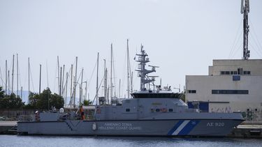 Esta fotografía del 15 de junio de 2023 muestra un buque de la Guardia Costera de Grecia anclado en el puerto de Kalamata, a unos 240 kilómetros (150 millas) al suroeste de Atenas. (AP Foto/Thanassis Stavrakis)